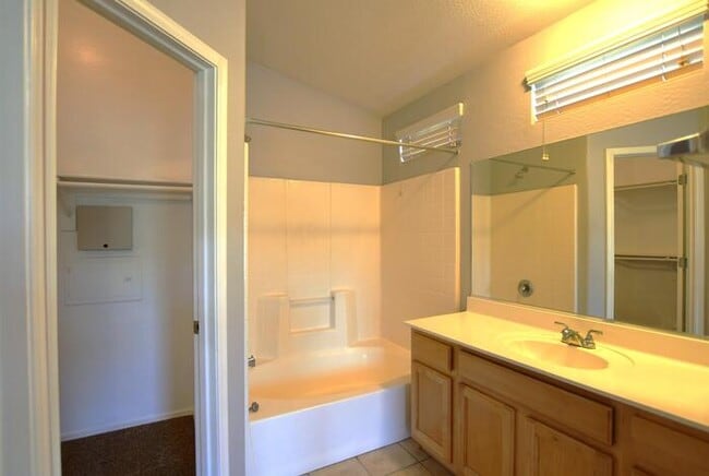 Building Photo - 2 bed 2 bath 1 car garage in Augusta Ranch area