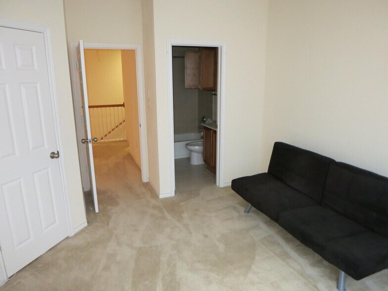 Building Photo - 1206 Emerald Glen