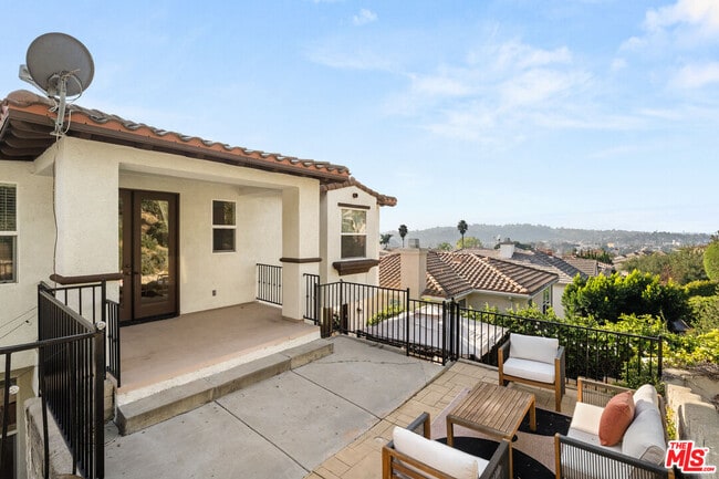 Building Photo - 657 S Ave 61