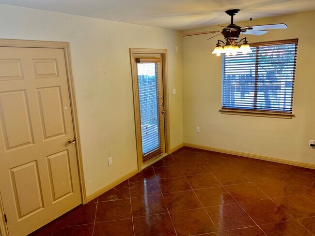 Building Photo - Beautiful 2 Bed/2.5 Bath Home in Round Roc...