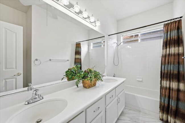 Building Photo - Exquisite 5-bed, 3-bath home w/ spacious 3-car garage offers luxurious living & effortless entert...