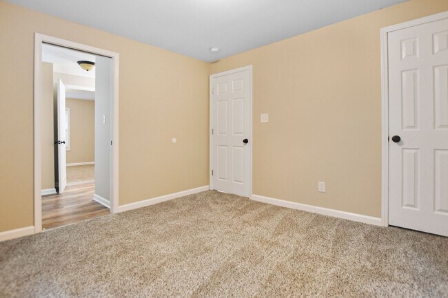 Building Photo - Pet Friendly Three Bedroom!