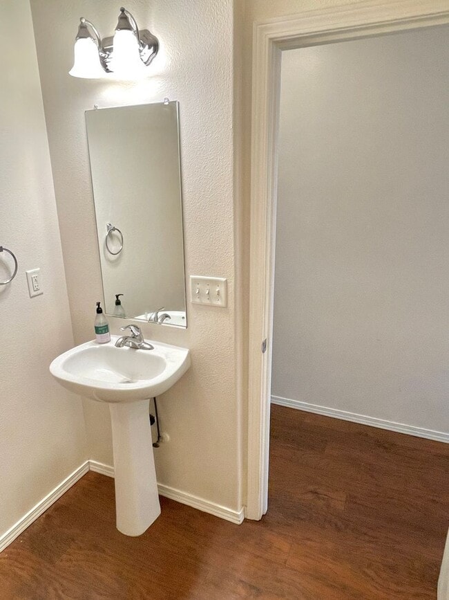 Building Photo - St. Johns Neighborhood Rowhouse with Detached Garage, Private Back Patio