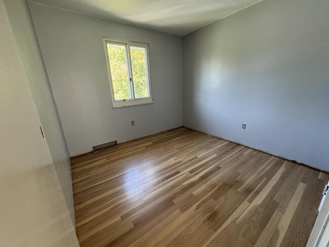 Building Photo - 111 Treeview Dr