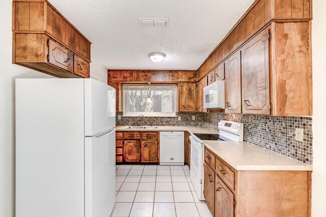 Building Photo - 2404 Andover Dr