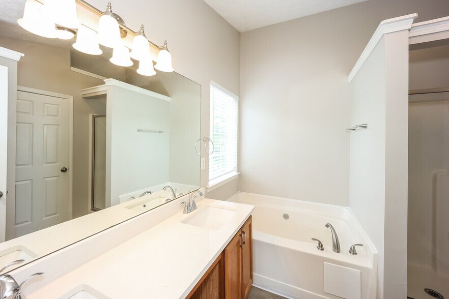 Building Photo - 7565 Woodbine Pl