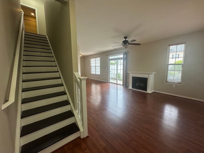 Building Photo - Beautiful townhouse style condo in Ridgely Manor - App Pending!