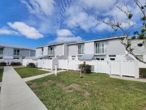 Building Photo - Available Now!  2 bedroom/2.5 Bath Townhome! Water Included!