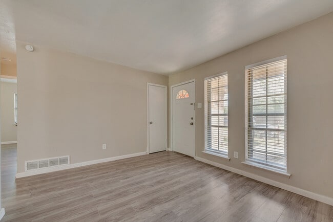 Building Photo - 3 bedroom Home with Prime Location