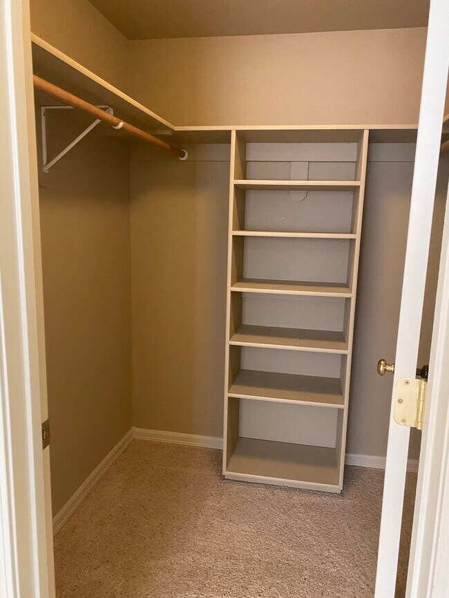 Building Photo - Beautiful 3 bed 2 bath condo on the west end!