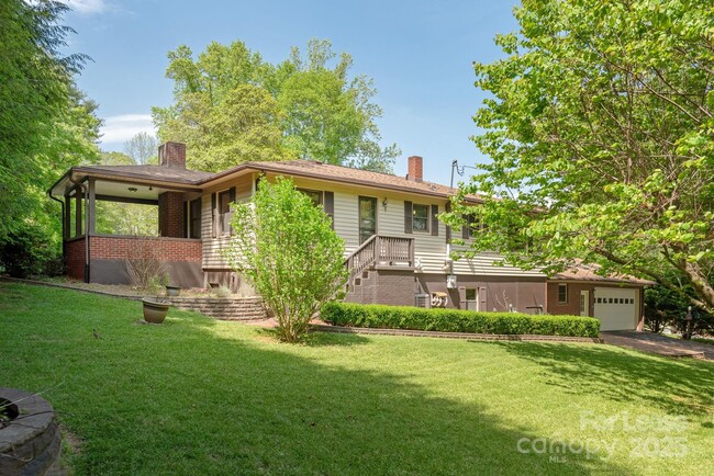 Building Photo - 10 S Oak Forest Dr