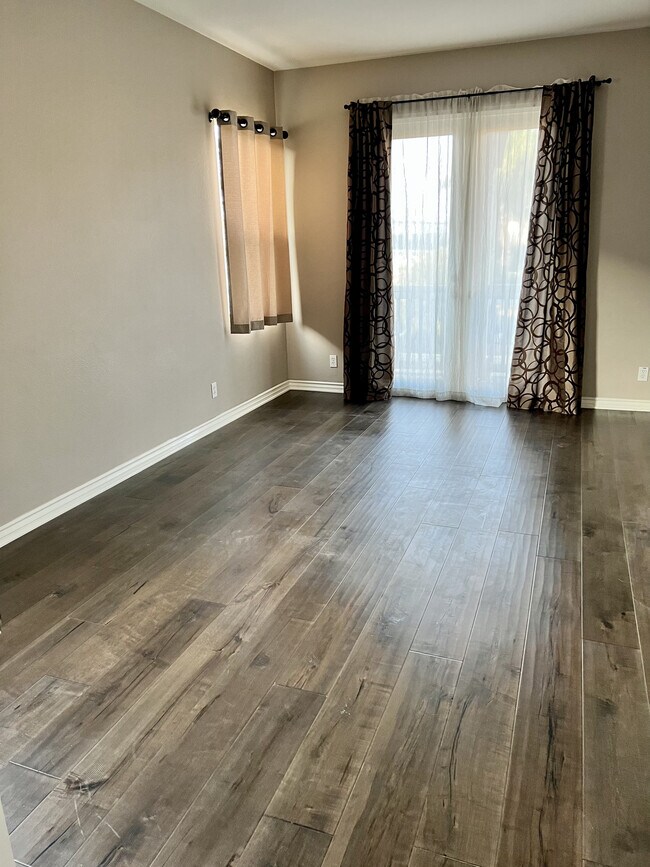 Master Bedroom w Balcony - 1256 Valle Ct