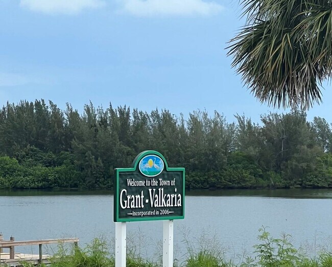 Building Photo - 7418 Tourmaline Dr