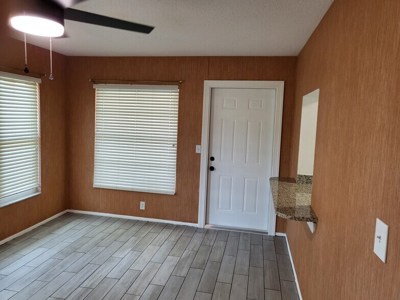 Building Photo - 4210 Oak Ln