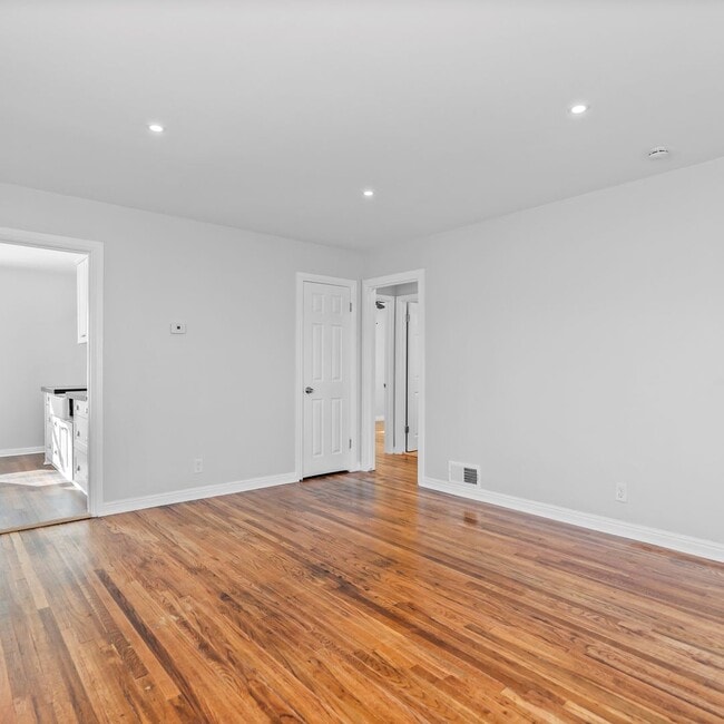 Building Photo - Salt Lake 5 Bedroom Home