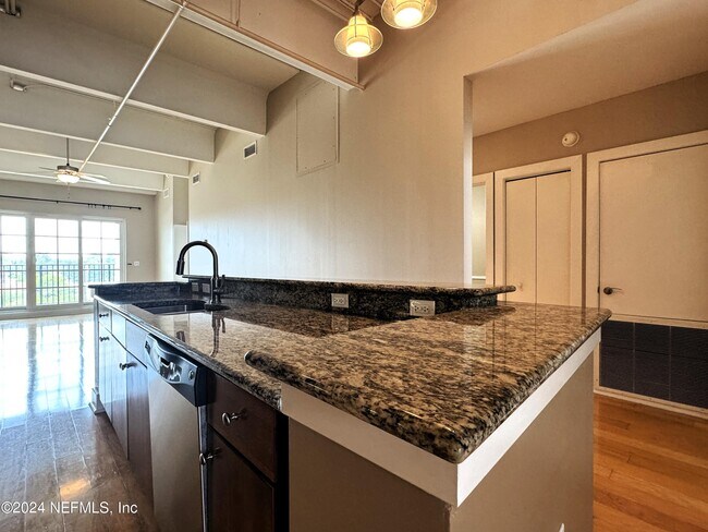 Building Photo - 1661 Riverside Ave