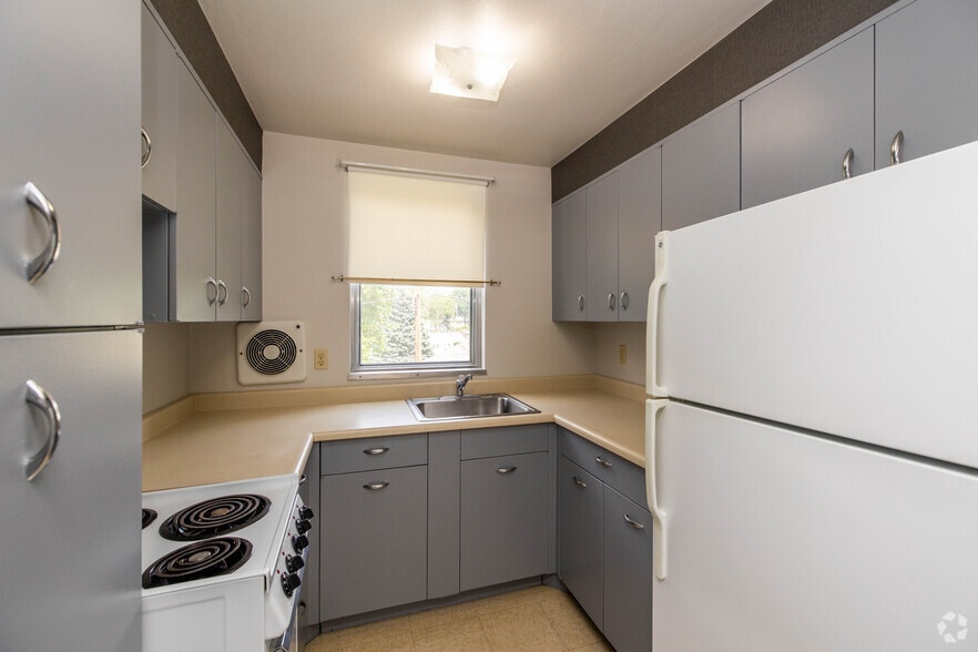 1BR, 1BA - 536SF - Kitchen - Kenwood Manor Apartments