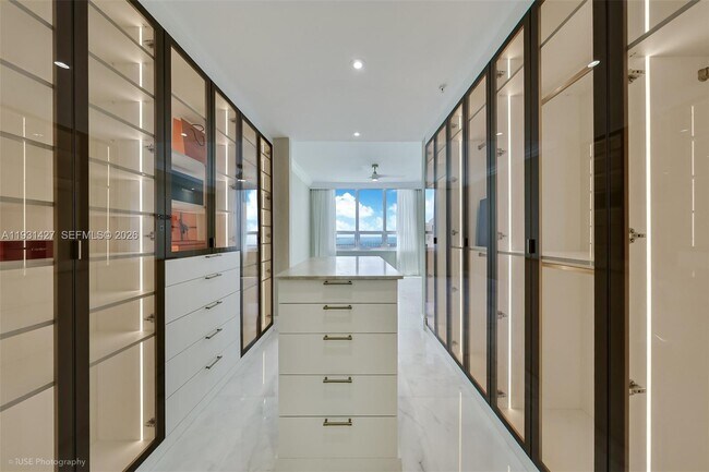 Building Photo - 848 Brickell Key Dr