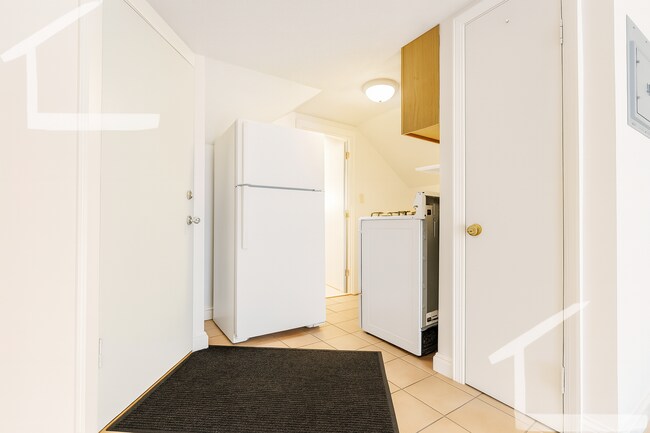 Building Photo - Bright Studio in Brighton | All Utilities ...