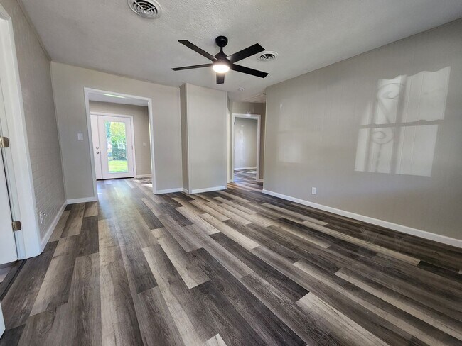 Building Photo - Spacious 3-Bedroom, 1-Bathroom Home AVAILA...