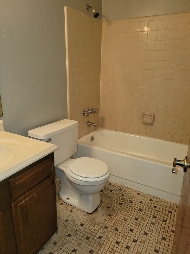 Building Photo - $1350 - 2/2/1 - Great Orange Park Location