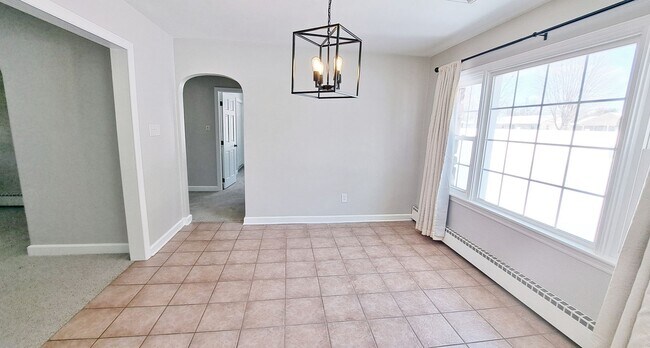 Building Photo - 3 Bed / 1-1/2 Bath Single Family Home w/2-car garage