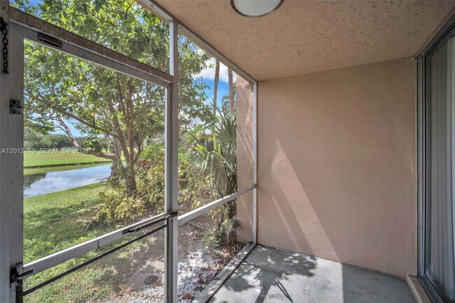 Building Photo - 9431 Live Oak Pl