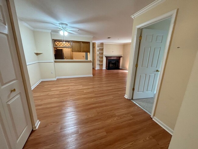 Building Photo - Updated - 2BD/2BA on 2nd floor with Balcony!