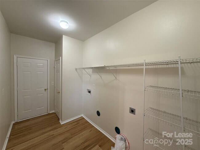 Building Photo - 9402 Darwick St