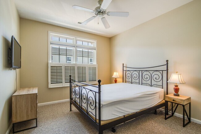 Building Photo - Year Round first floor apartment, convenie...
