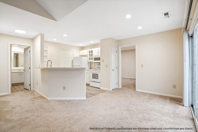 Building Photo - 5066 Stratford Pine Ln