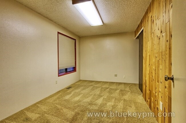 Building Photo - 3 bed, 2 bath home in Portland near Highwa...