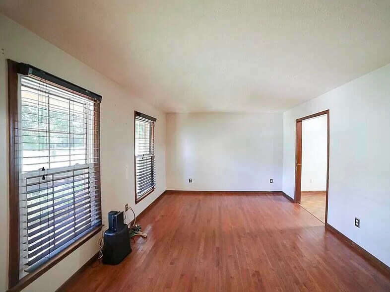 Living room - 1471 Crooked Creek Rd
