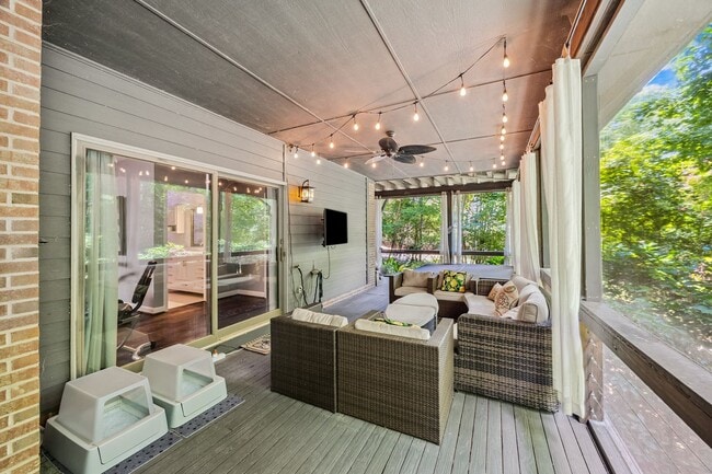 Building Photo - Gorgeous, Fully furnished 3 Bed 3.5 bath h...