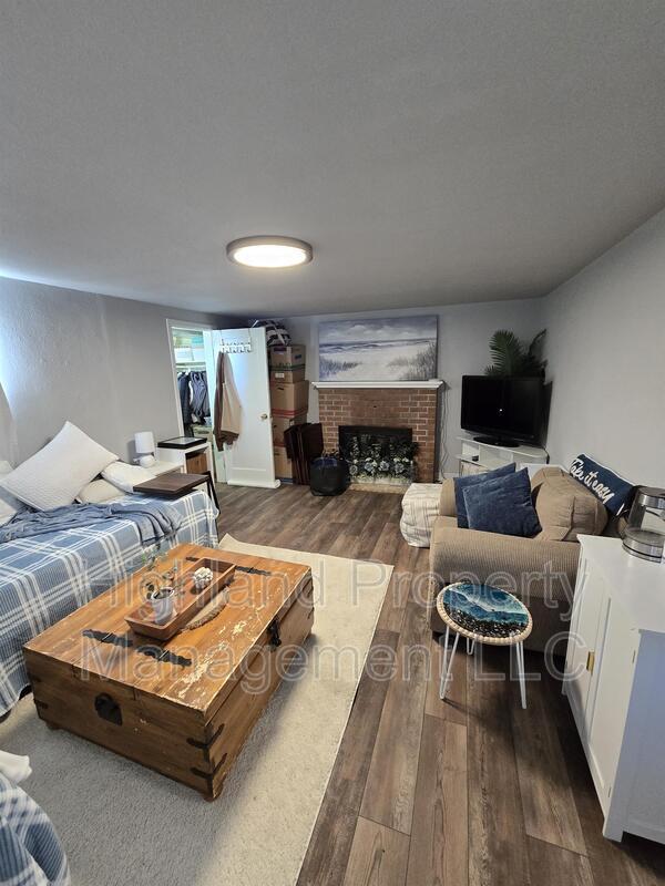 Building Photo - 1160 1/2 NE Lake St