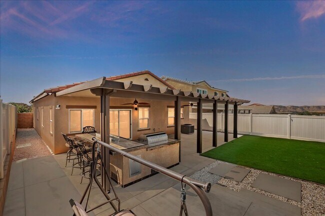 Building Photo - Charming 3-Bedroom Home on Golf Course in ...