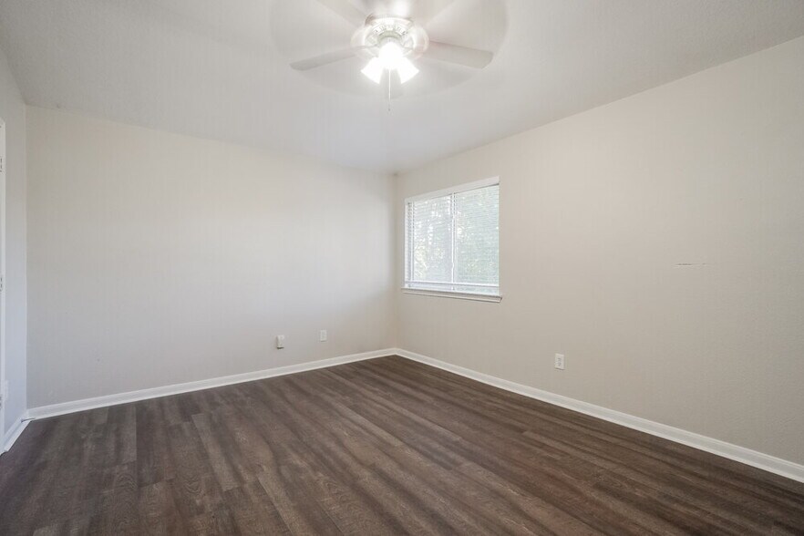 Building Photo - 23503 Maple View Dr