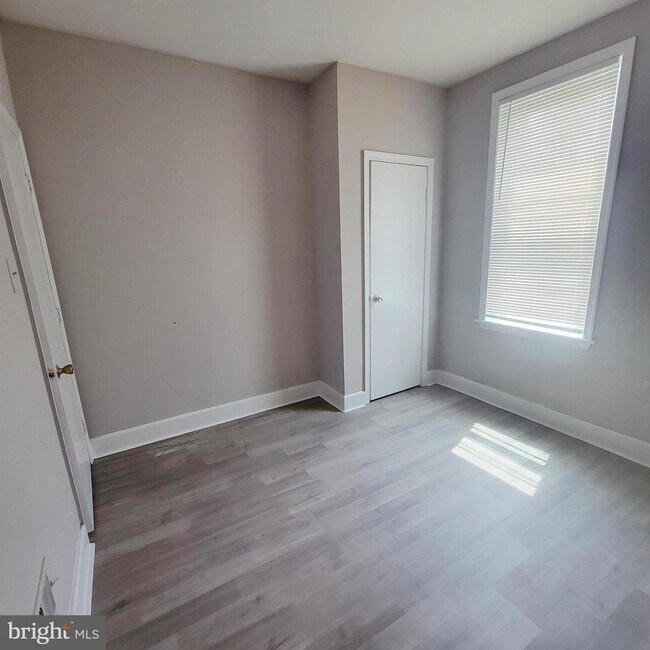 Building Photo - 5426 Regent St