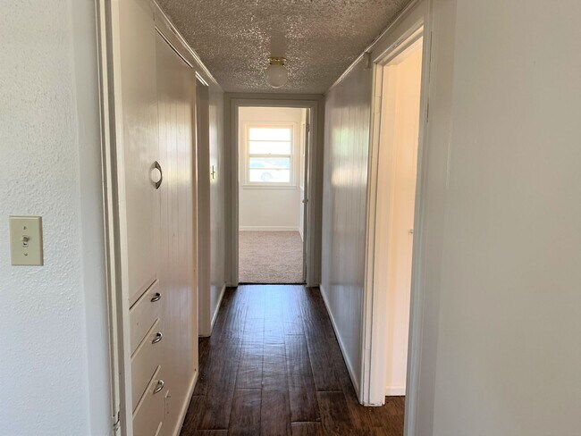 Building Photo - Pre-Leasing  3 Bed 1 Bath