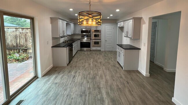 Building Photo - 12510 Maple Ridge Rd