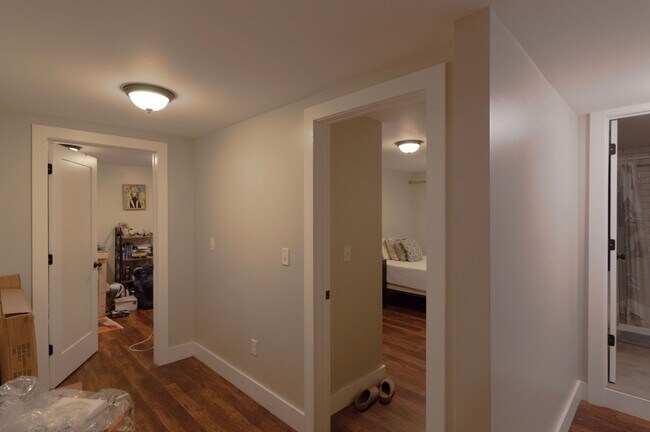 Building Photo - Room for Rent in 5 Bedroom House