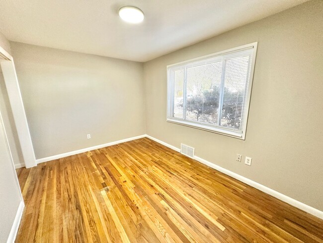 Building Photo - 2 Weeks FREE! Beautiful 2 Bed 1 Bath with ...