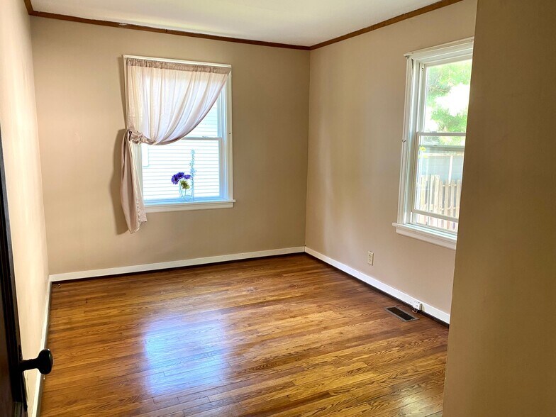 Building Photo - 608 S Webber St