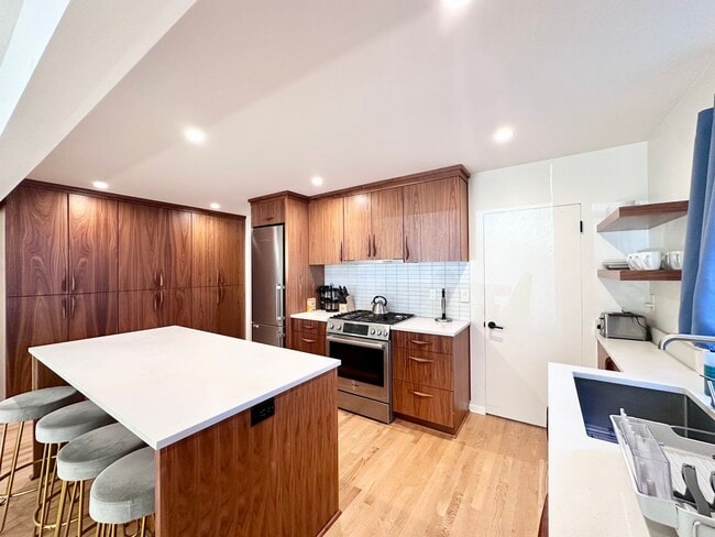Building Photo - Lovely Duplex NE Portland - 2 bed, 1 bath w/Garage!