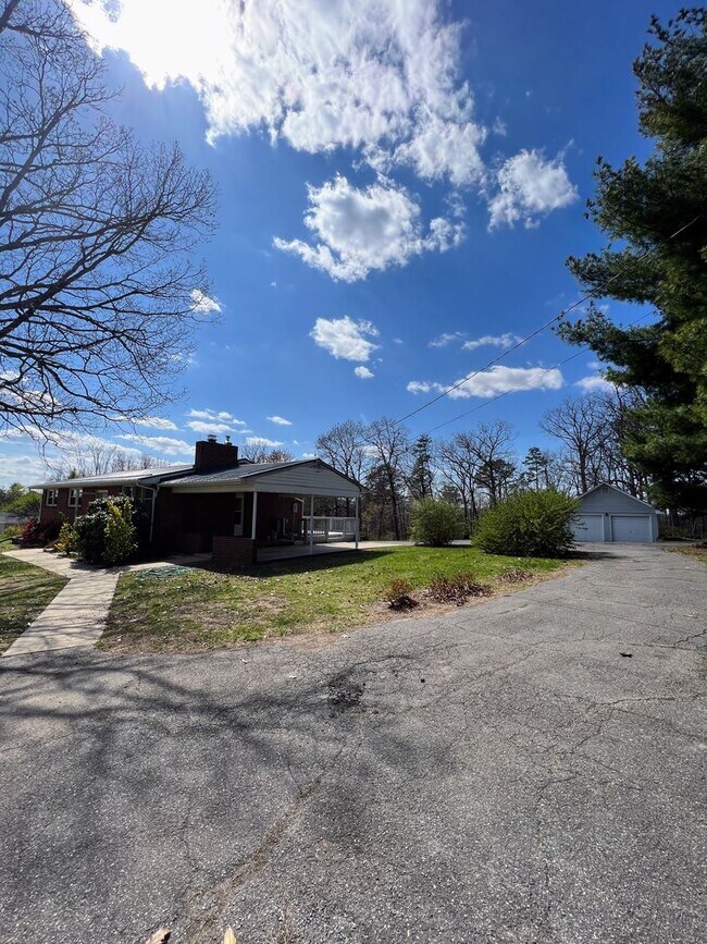 Building Photo - 4 Bedroom Home in Campbell County