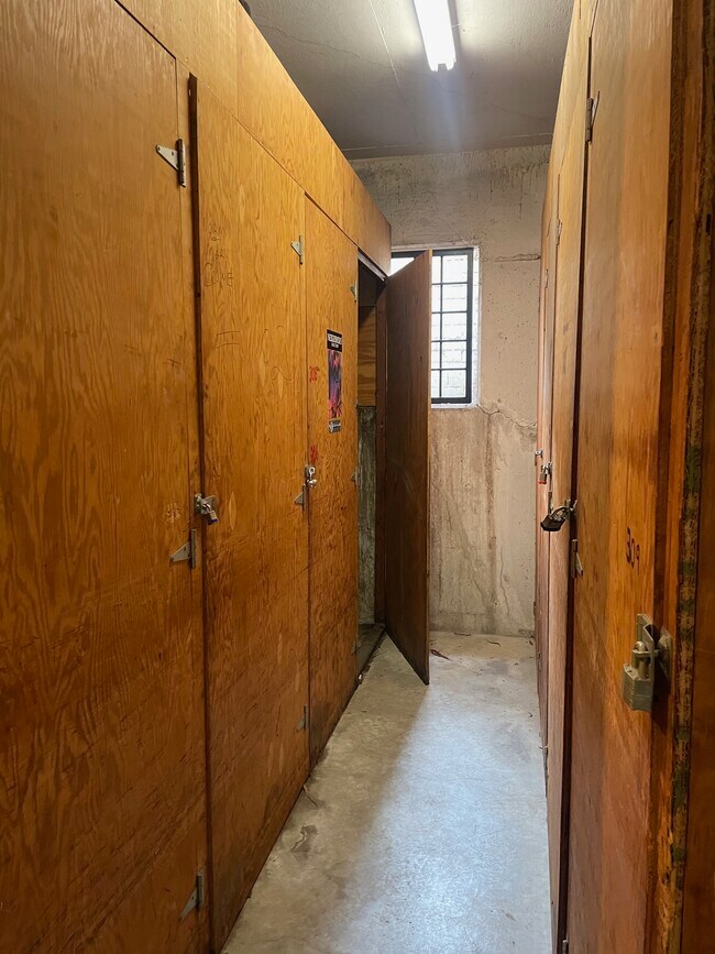 Building Photo - 6174 Buckingham Pky