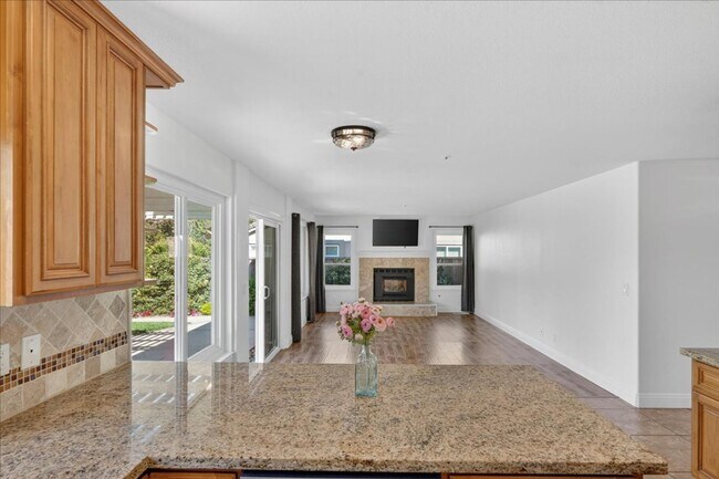 Building Photo - Toro Sunshine Expansive 4 Bed/ 3 Bath Home!