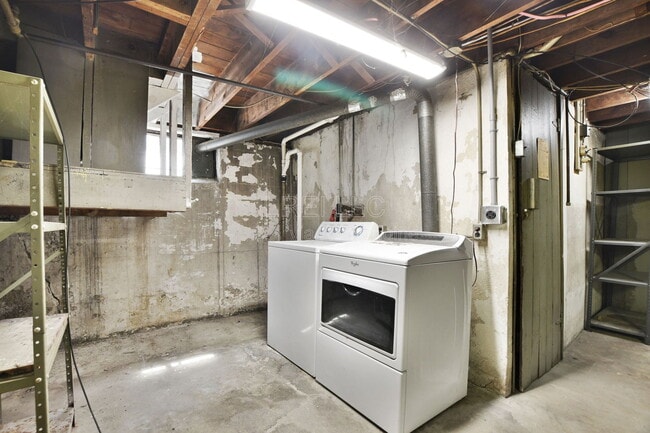 Building Photo - 221 S 41st St