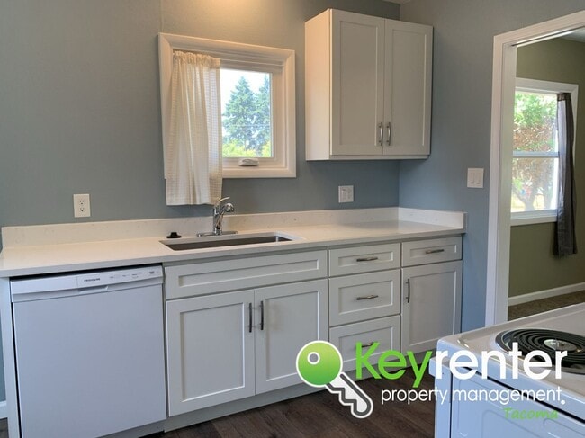 Building Photo - Recently Remodeled 3bd/1.5Bath Tacoma House!