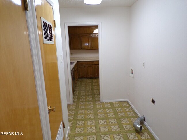 Building Photo - 4820 Louisiana St